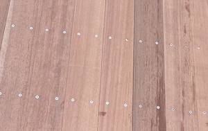 鉄根太用ねじ施工トラック